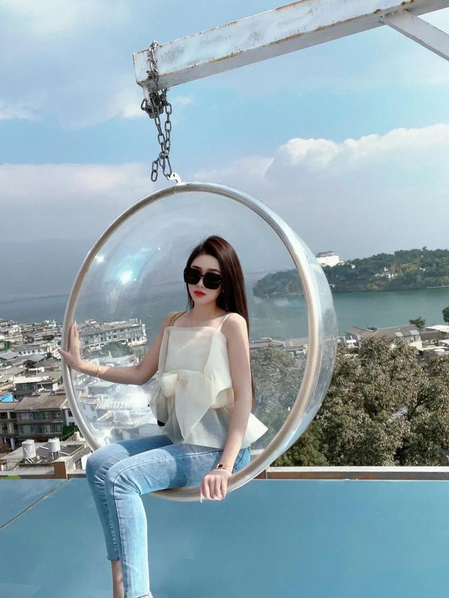 超漂亮美女穿搭緊身牛仔褲 身材完美展示