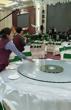 “妹子睡覺把腳伸我這，要給她點教訓嗎？”哈哈哈撓她的腳心才對