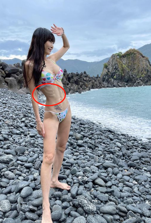 55歲女模特瘦成“排骨精”，穿比基尼大秀事業(yè)線，腰間骨骼太搶鏡