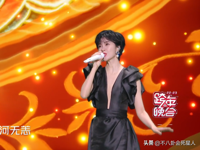 26位女星跨年斗艷：楊冪短裙裹貂，娜扎緊身亮片，個(gè)個(gè)出狠招