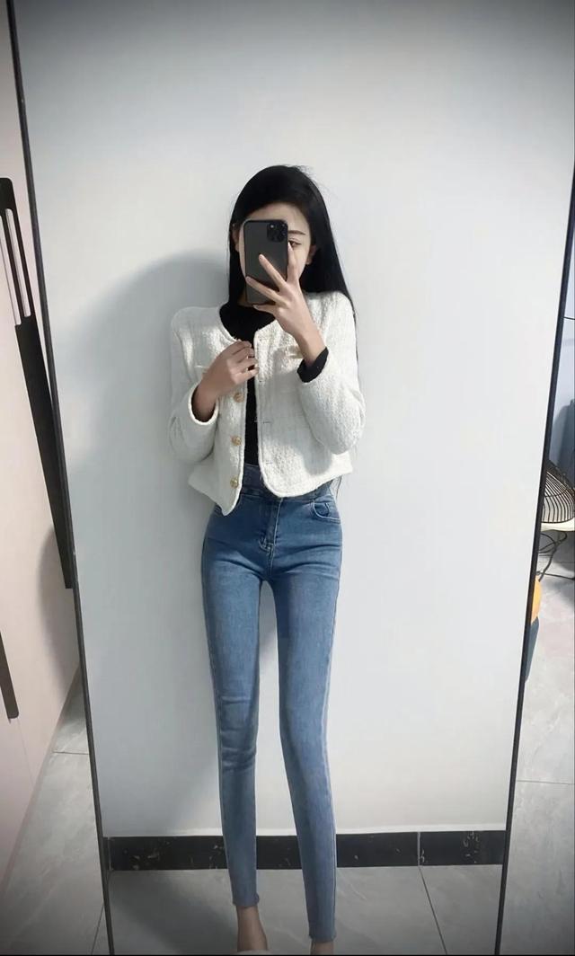 超漂亮美女穿搭緊身牛仔褲 身材完美展示