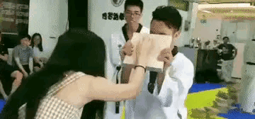 “妹子睡覺把腳伸我這，要給她點教訓嗎？”哈哈哈撓她的腳心才對