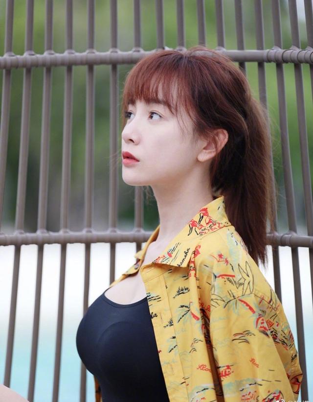 張檬頻繁秀身材?綠色開口泳衣身材一覽無余,穿旗袍堪稱人間尤物