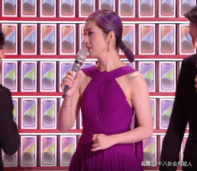 26位女星跨年斗艷：楊冪短裙裹貂，娜扎緊身亮片，個(gè)個(gè)出狠招