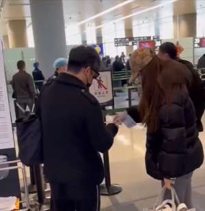 王岳倫與美女約會被拍(宣布離婚兩個多月后，王岳倫帶美女現身機場，前妻李湘低調慶生)