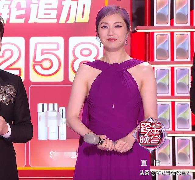 26位女星跨年斗艷：楊冪短裙裹貂，娜扎緊身亮片，個(gè)個(gè)出狠招