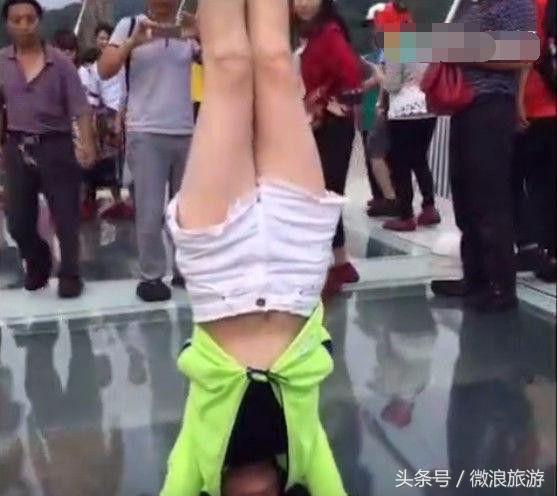 美女在玻璃棧道上一時興起，雙手倒立走路，接下來一幕亮了