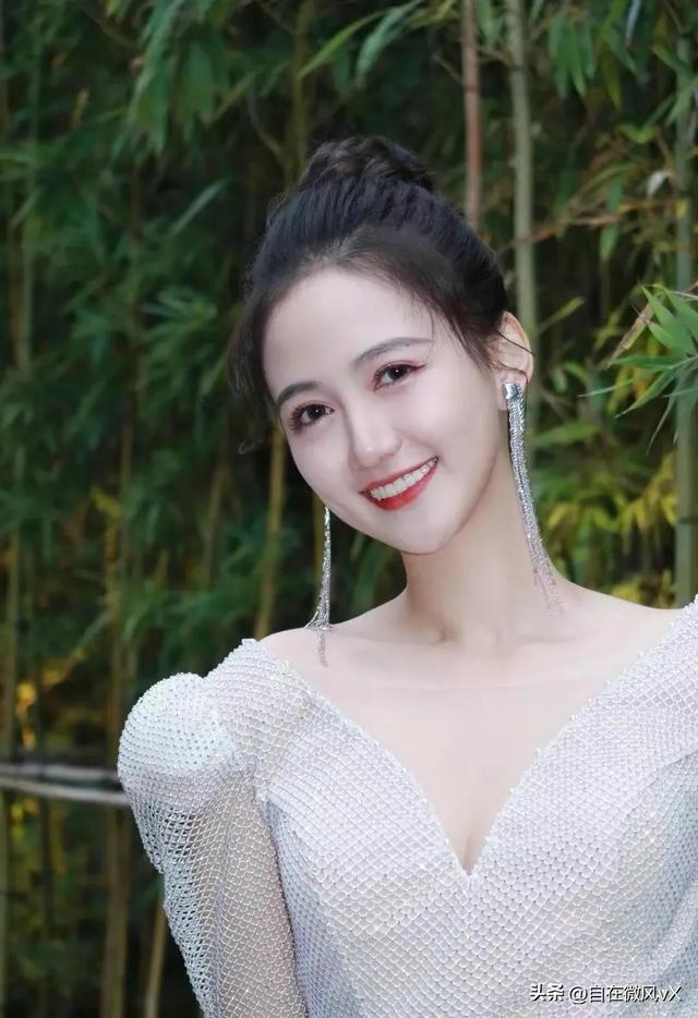 美女馬萱，清新甜美，這笑容太治愈了