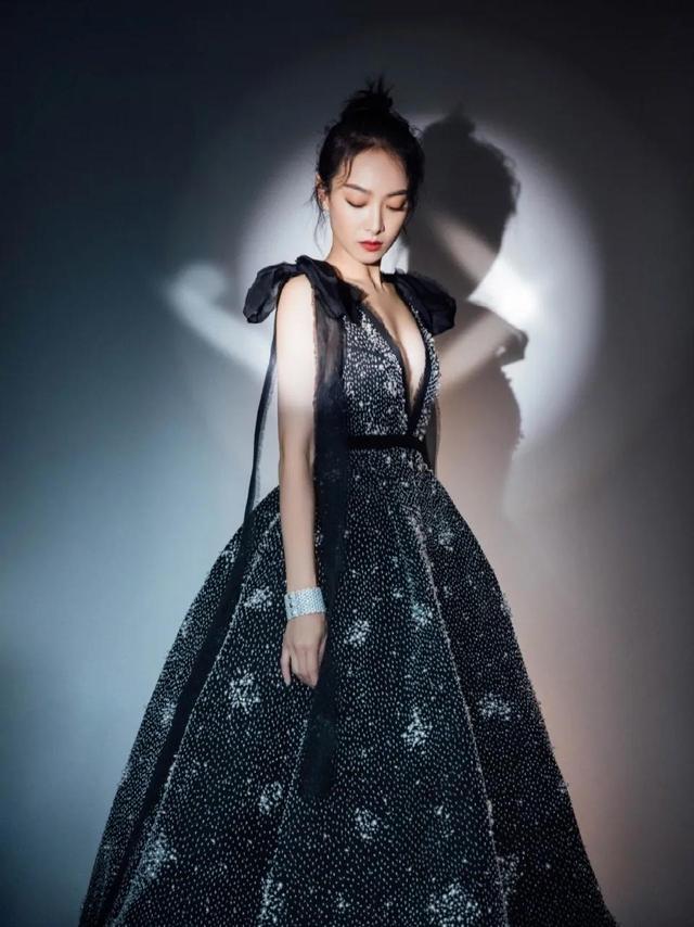 八位美女寫真，風姿綽約小天仙，驚鴻一瞥清流溪，有你喜歡的嗎？