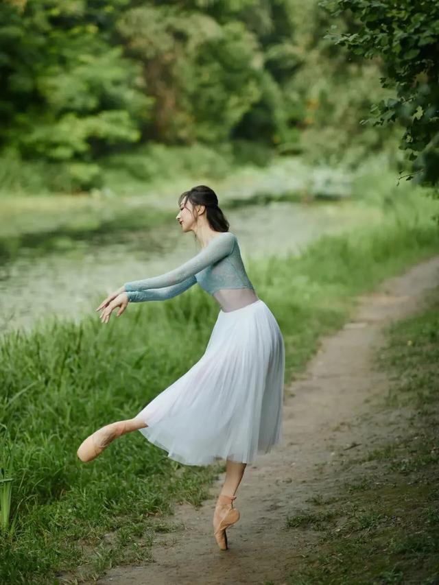 美女芭蕾舞藝術寫真美照，荷塘翩翩起舞的仙女，藝術與自然的結合