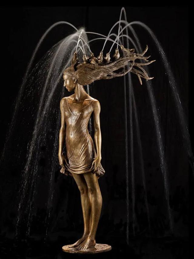 看上去普通的女性青銅雕塑,插電噴水的瞬間,讓人眼前一亮