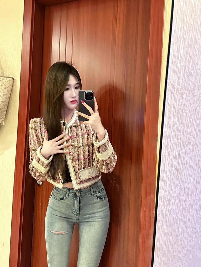 超漂亮美女穿搭緊身牛仔褲 身材完美展示