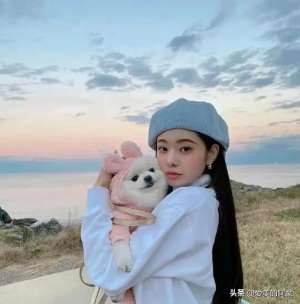 美女大胸(韓國貓系拽姐宋智雅的穿搭絕了，大胸女孩的穿衣模板，又辣又美)