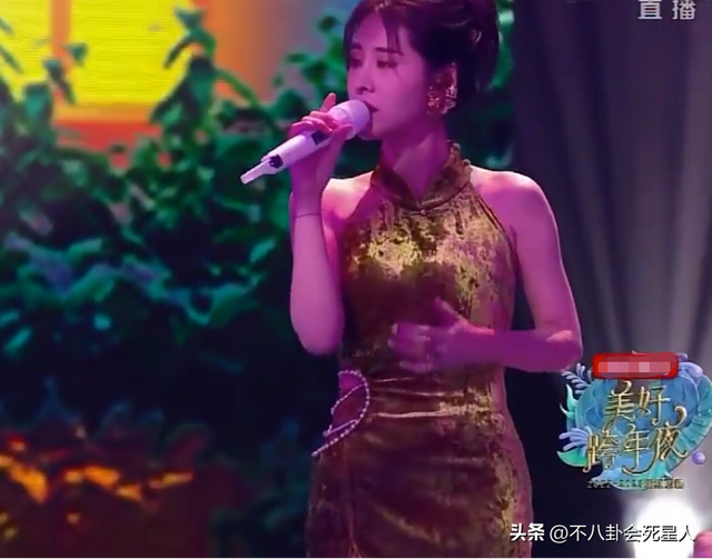 26位女星跨年斗艷：楊冪短裙裹貂，娜扎緊身亮片，個(gè)個(gè)出狠招