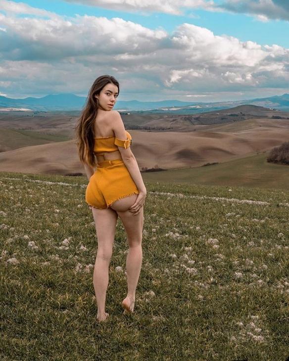 蜜瓜美臀+“胸”猛歐派！意大利辣妹Eleonora性感私照