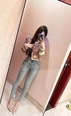 牛仔美女(超漂亮美女穿搭緊身牛仔褲 身材完美展示)