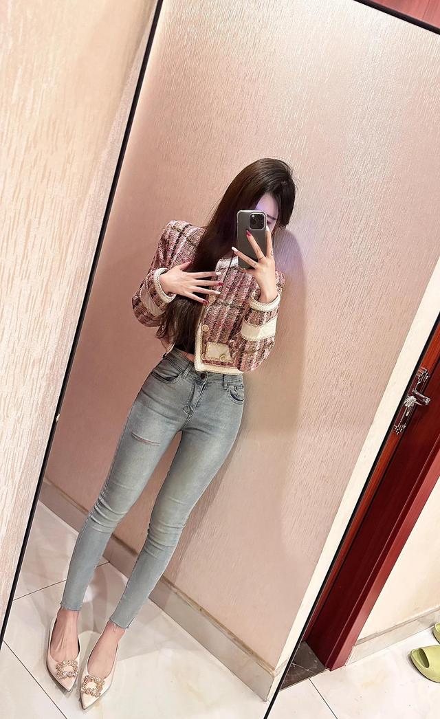 超漂亮美女穿搭緊身牛仔褲 身材完美展示