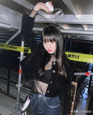 臉大的女生適合什么發型(臉大、臉寬的女生別再留“中分”了這幾款發型，才是真的顯臉小)