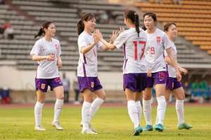 五年級女生(綠茵場上的鏗鏘玫瑰，龍崗這名16歲女孩“火出圈”)