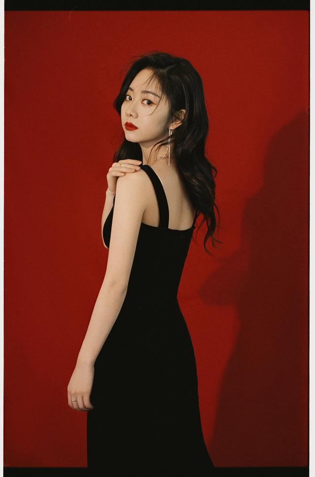 八位美女寫真，風姿綽約小天仙，驚鴻一瞥清流溪，有你喜歡的嗎？