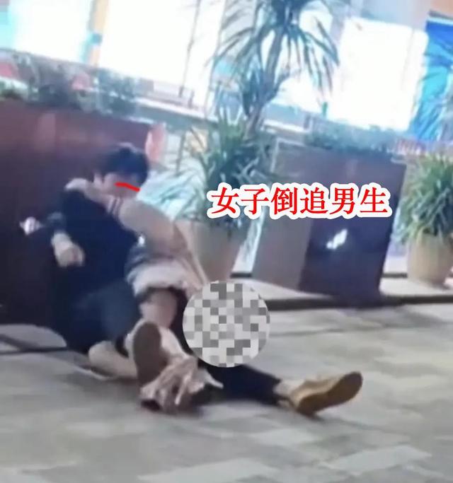 上海女子表白慘遭拒絕,竟然直接將對方撲倒,然后緊緊抱住男子