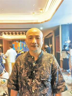 光頭美女(都市里的“敦煌飛天”：數字化浪潮下，他創作出“光頭美女”形象)