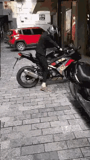 “妹子睡覺把腳伸我這，要給她點教訓嗎？”哈哈哈撓她的腳心才對