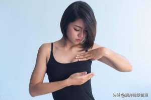 初中女生的胸(乳房太大是好是壞？需要手術嗎？醫生：看具體情況而定)