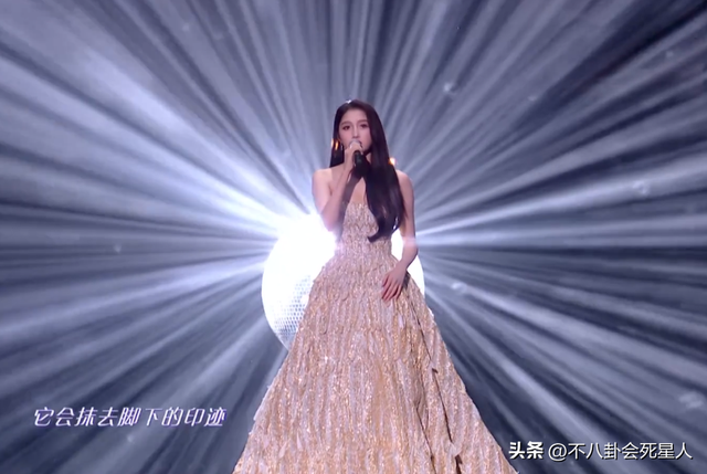 26位女星跨年斗艷：楊冪短裙裹貂，娜扎緊身亮片，個(gè)個(gè)出狠招