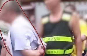 摸女孩的胸(76歲老人多次伸手摸女子胸部和下體，僅是批評教育？)