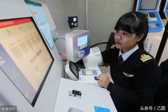 24歲美女駕民航客機一周飛四趟，從不穿裙子，第一次飛行滿手是汗