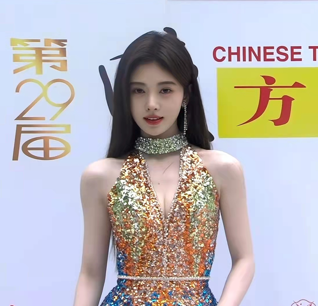 風云榜紅毯生圖：副乳、排骨胸、高開叉走光，露得越多越尷尬