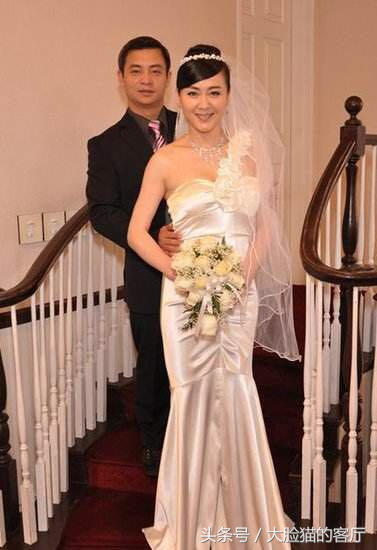 出演《趟過男人河的女人》山杏獲獎，曾經出書，丈夫是體操名將