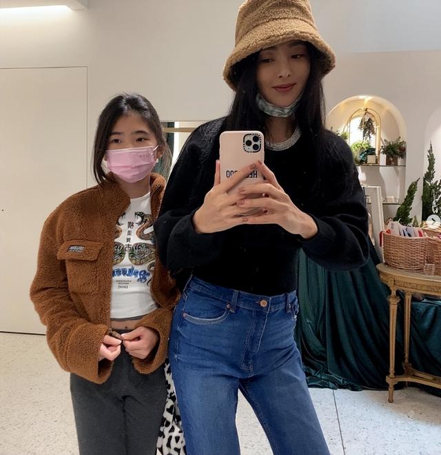 曹格老婆曬女兒近照，11歲Grace穿媽媽泳裝，吳速玲猛夸可愛有型