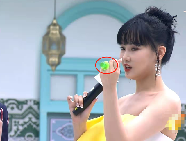 風云榜紅毯生圖：副乳、排骨胸、高開叉走光，露得越多越尷尬