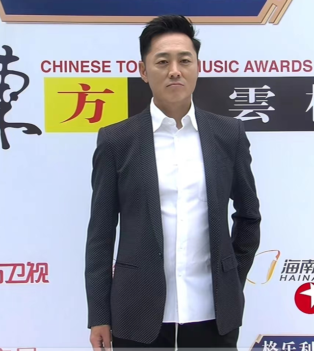 風云榜紅毯生圖：副乳、排骨胸、高開叉走光，露得越多越尷尬