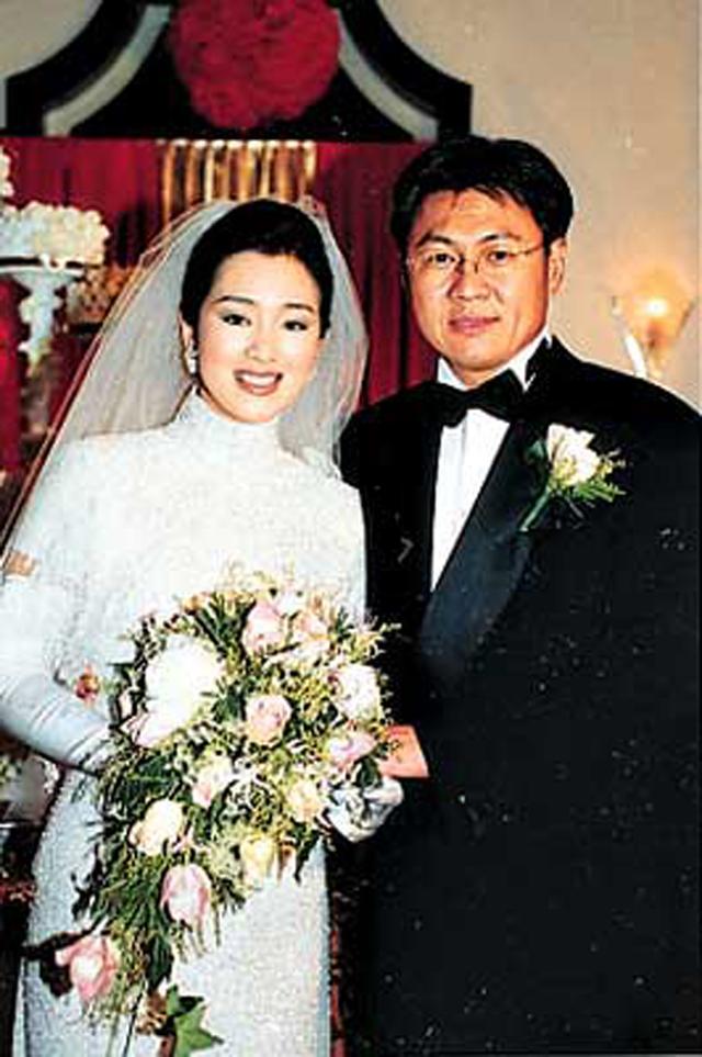 8位加入外籍的內地女星:有人離婚有人喪夫,有人國內掙錢國外花