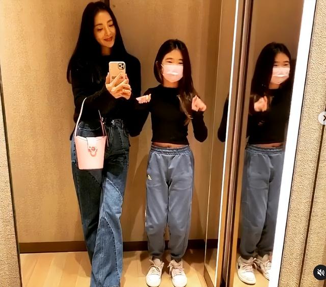 曹格老婆曬女兒近照，11歲Grace穿媽媽泳裝，吳速玲猛夸可愛有型