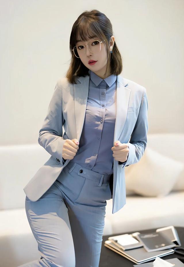 高清美女寫真：既清純又成熟的性感美女，賞心悅目