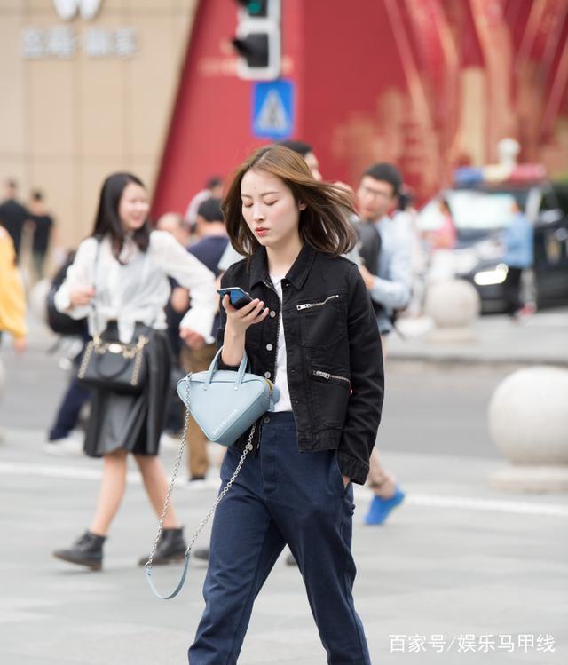 街拍：雖然圖1的少婦身材凹凸有致，但我更欣賞圖5的白衣美女！