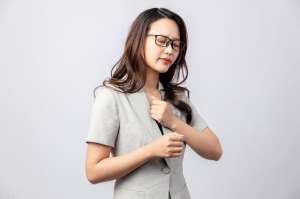 美女胸脯(胸部不能亂揉，不會變大反而有危害，讓胸部不縮水的3個小方法)