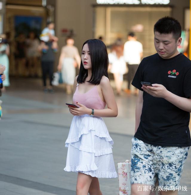 街拍：雖然圖1的少婦身材凹凸有致，但我更欣賞圖5的白衣美女！