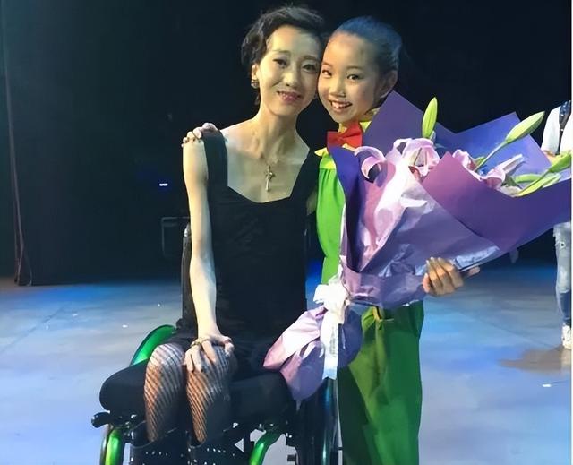 15年過去了，那個摔成終身殘疾、讓張藝謀愧疚一生的女人還好嗎？