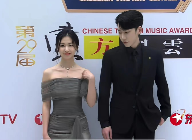 風云榜紅毯生圖：副乳、排骨胸、高開叉走光，露得越多越尷尬