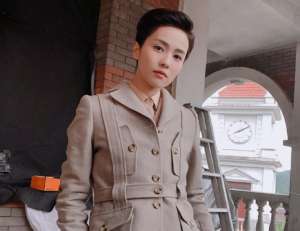 美女被撓癢癢(白鹿外出吃宵夜被拍，當街撓咯吱窩，動作太糙沒眼看)