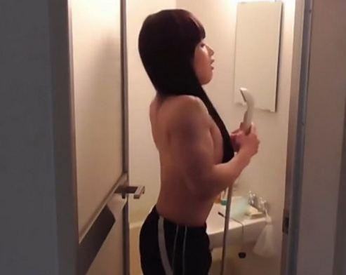 島國美女直播洗澡，衣服脫下后觀眾們表示碉堡了，要逆天的節奏