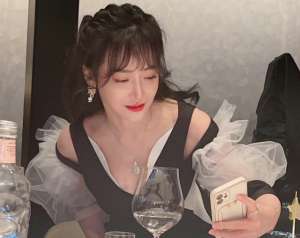 大胸美女圖(女星陳紫函慶47歲生日穿低領裙秀完美事業線，胸前大鉆石太搶鏡)