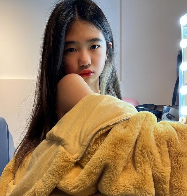 曹格老婆曬女兒近照，11歲Grace穿媽媽泳裝，吳速玲猛夸可愛有型