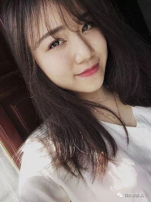 越南女老師長得太漂亮，學(xué)生忍不住偷拍照片讓她走紅網(wǎng)絡(luò)