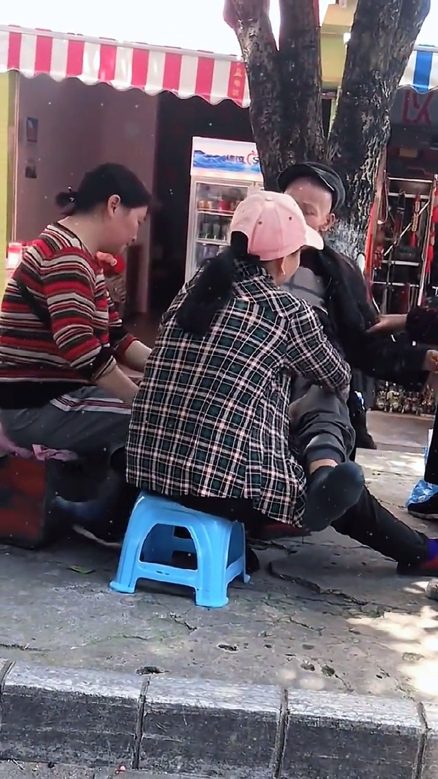 3個女人爭相為大爺按摩，大爺?shù)ㄩ]眼享受，網(wǎng)友：我很想娶她們